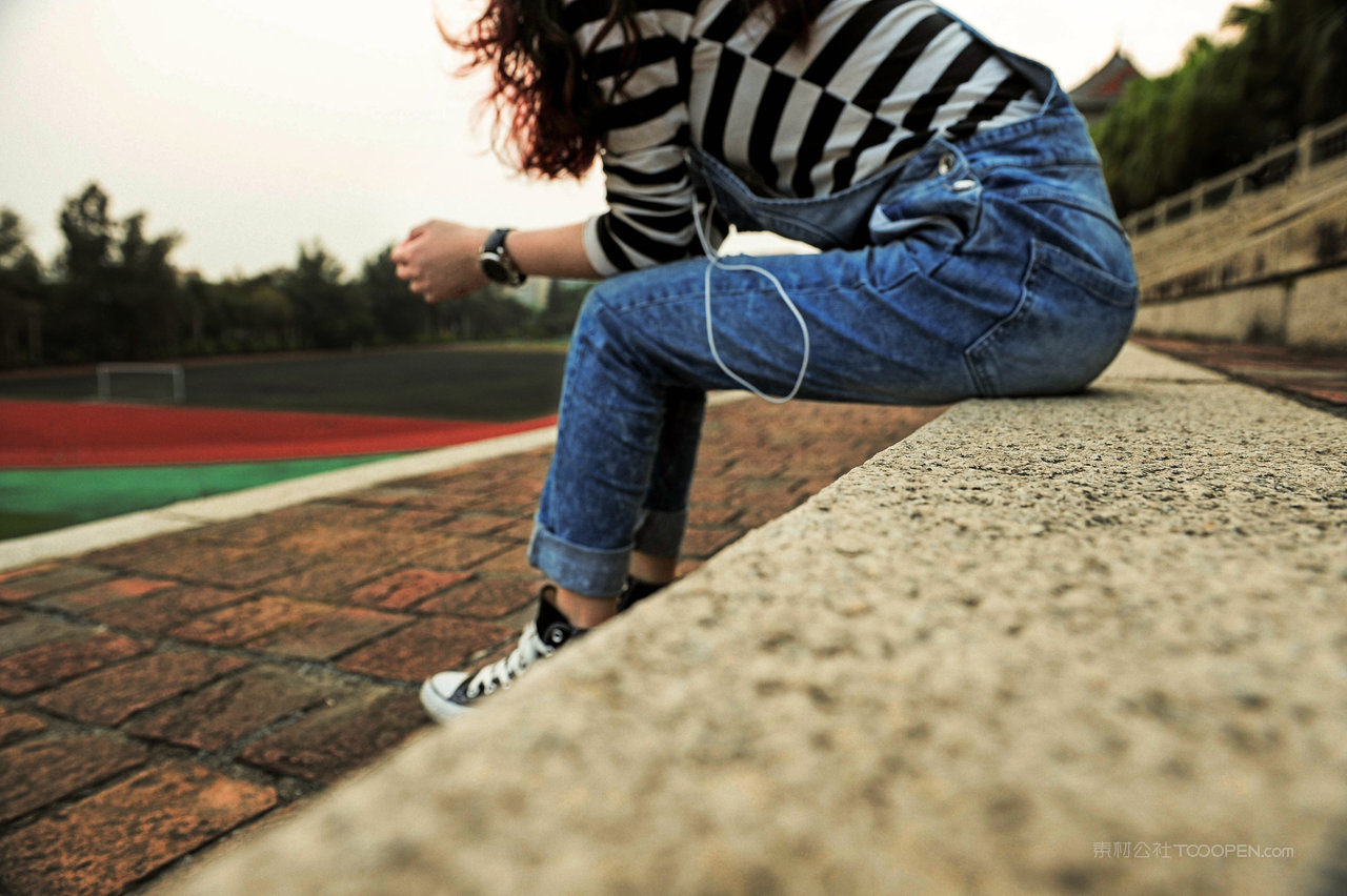 厦门大学操场上的女生