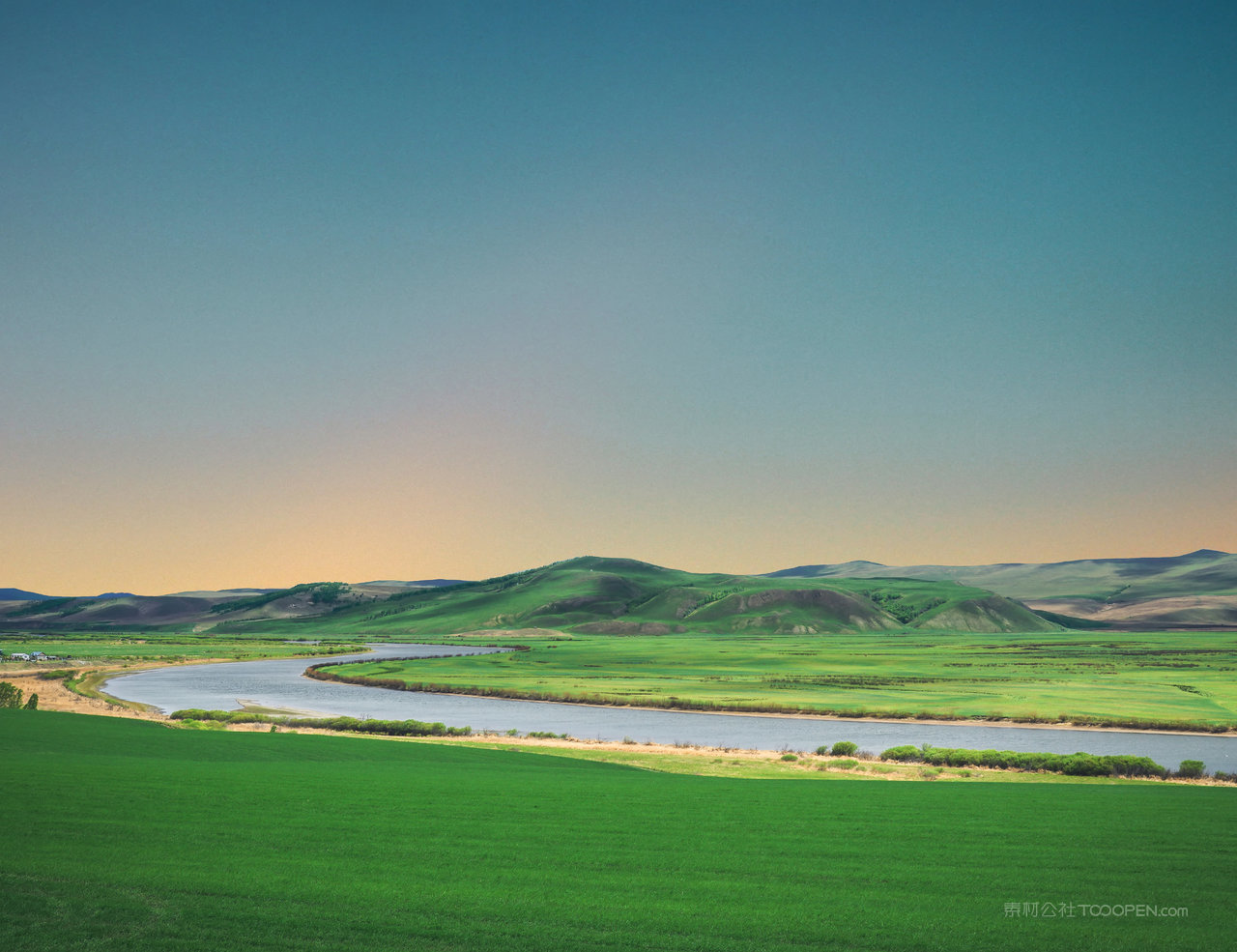 傍晚的壮阔草原摄影图