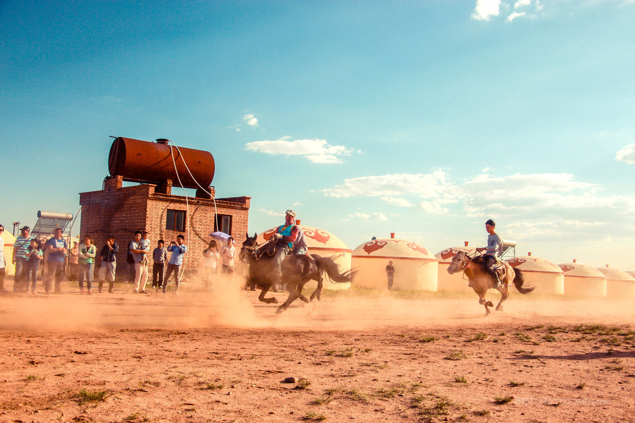 内蒙古赛马风景画图片