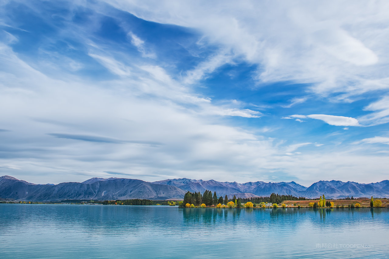 蓝天白云湖水和山峦