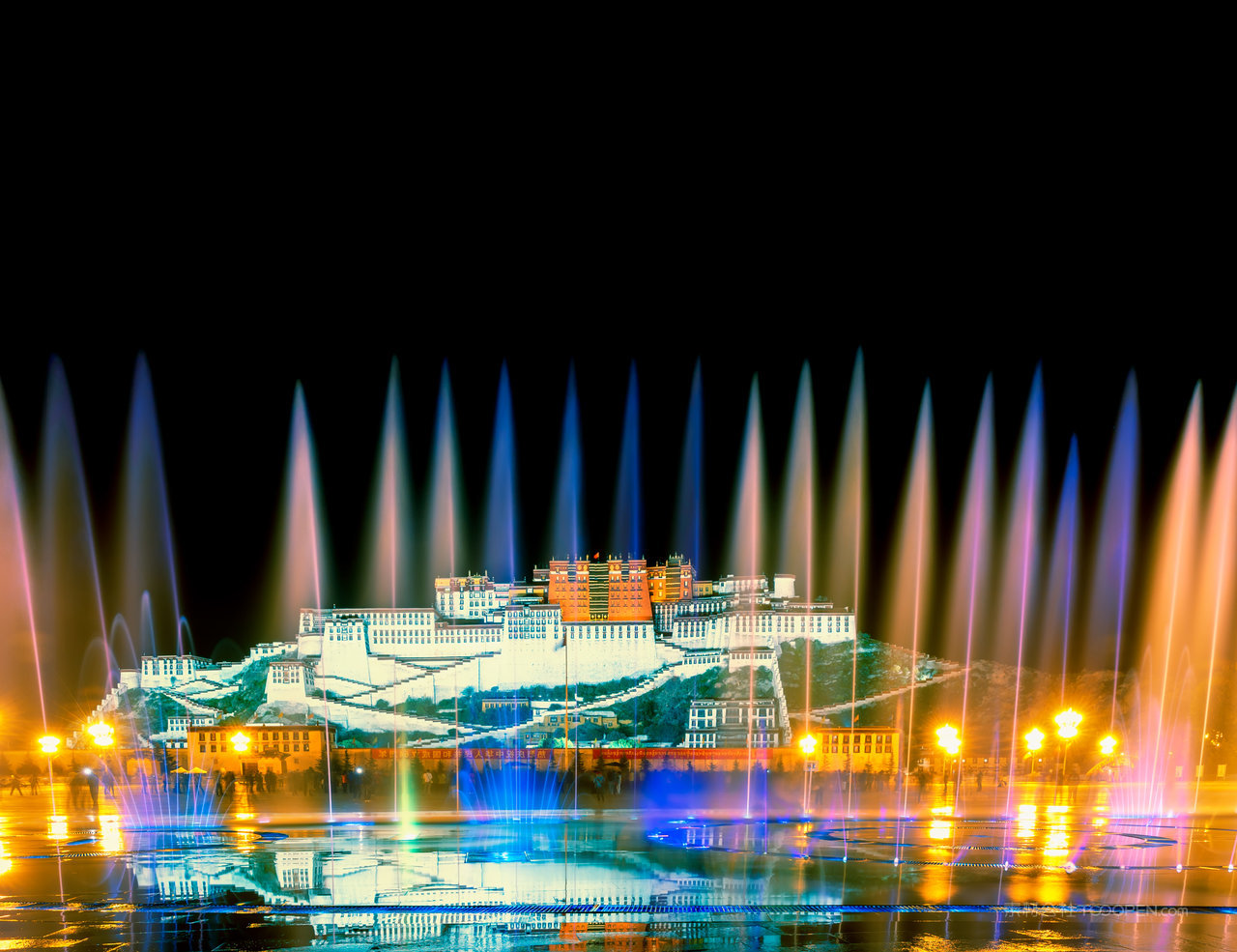 布达拉宫的喷泉摄影图