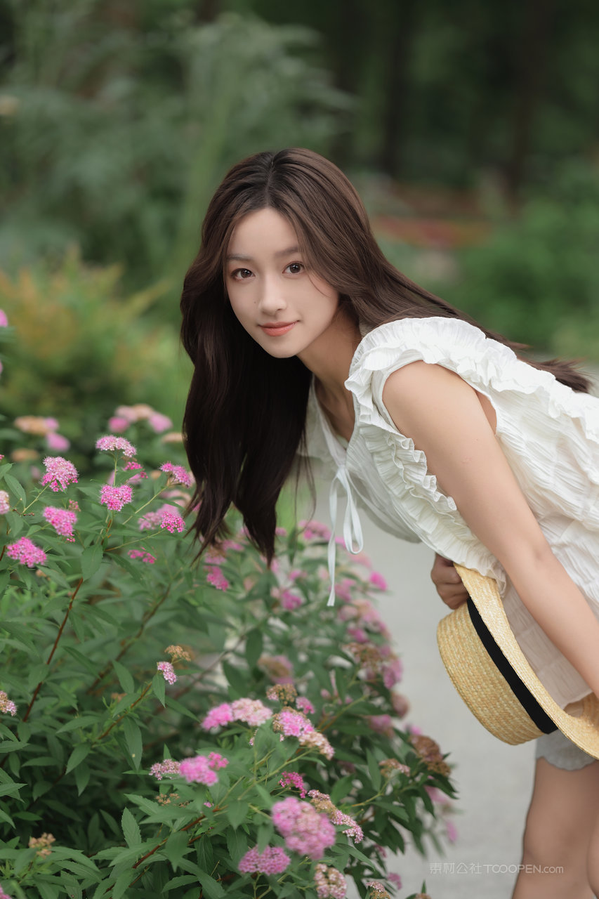 清纯99国产精品粉嫩美女大学生写真