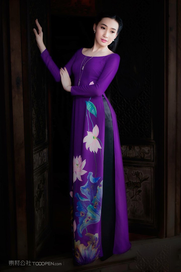 紫色古典越南旗袍美女图片