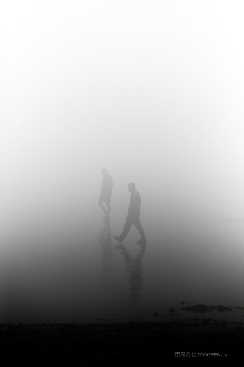 浓雾行人风景画图片