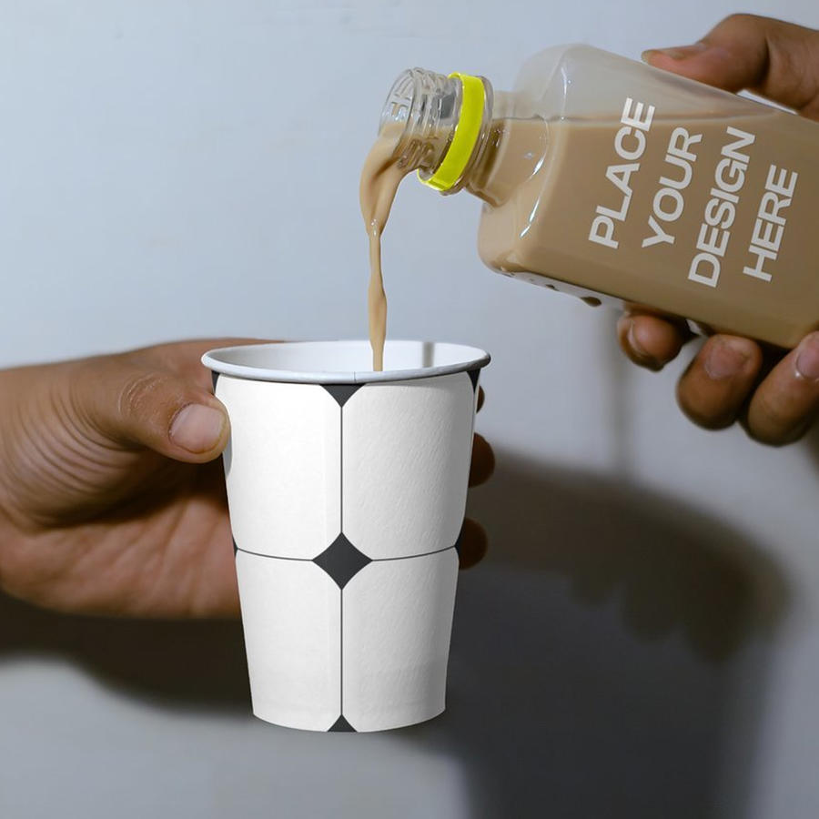 咖啡杯倒咖啡场景样机