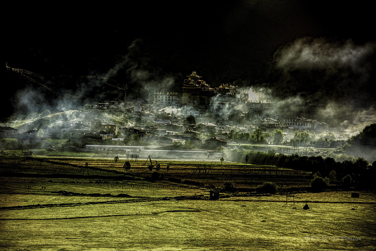 晨光中的松赞林寺