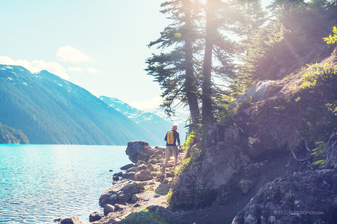 远足加拿大山的人远足是北美最受欢迎的娱乐活动有很多风景如画的小径