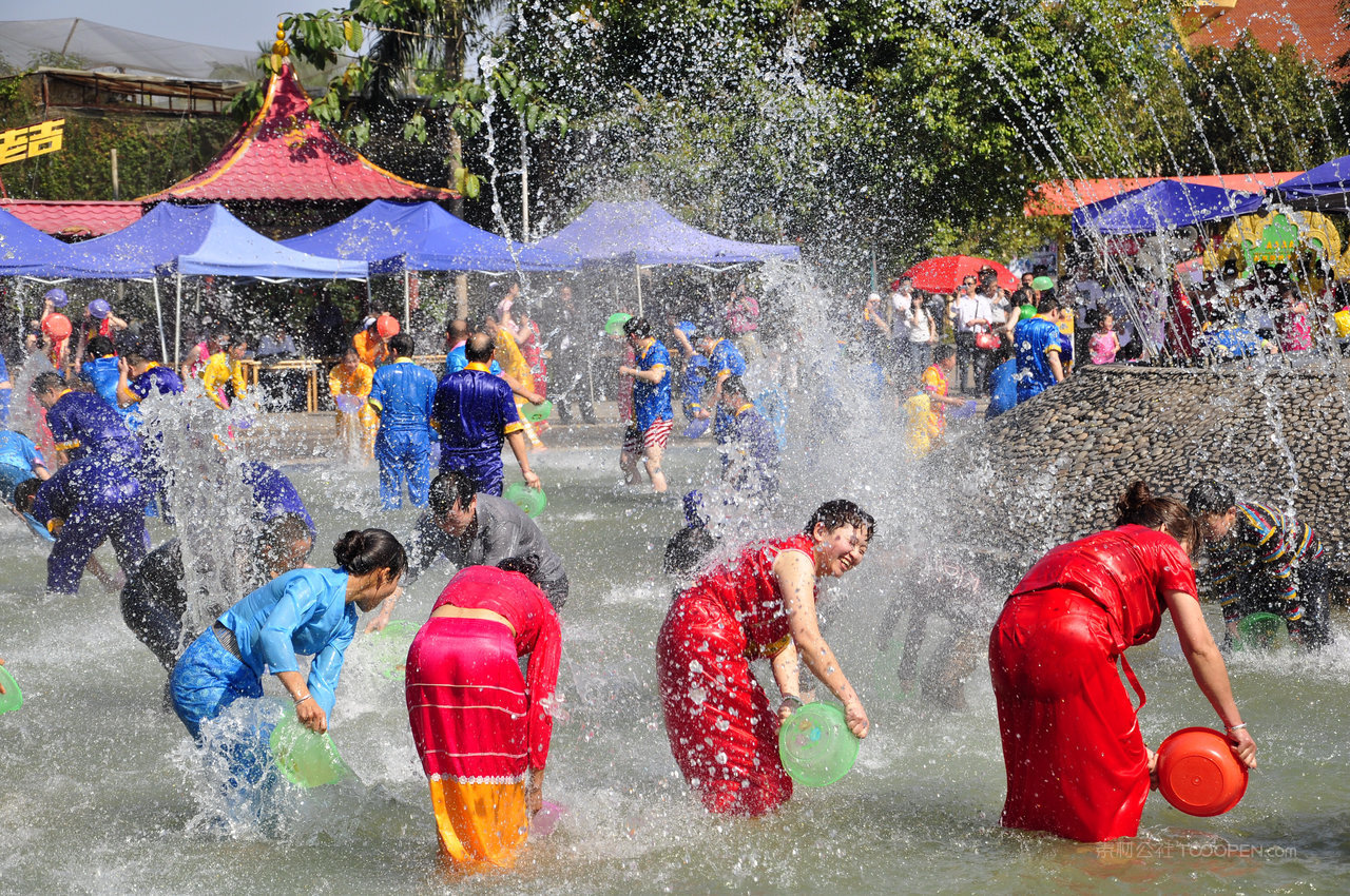 快乐泼水节高清风景画