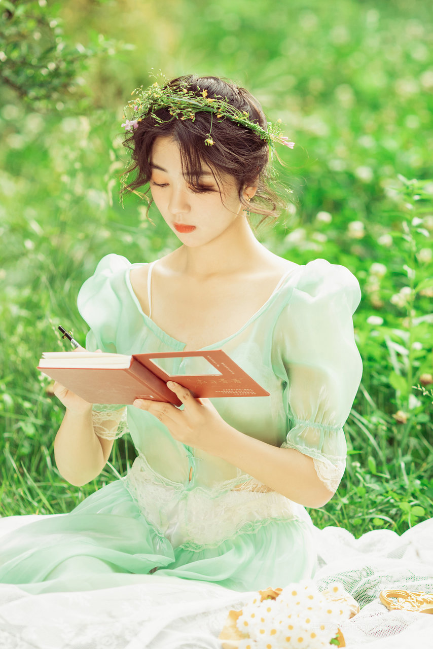 户外写生的清纯美女