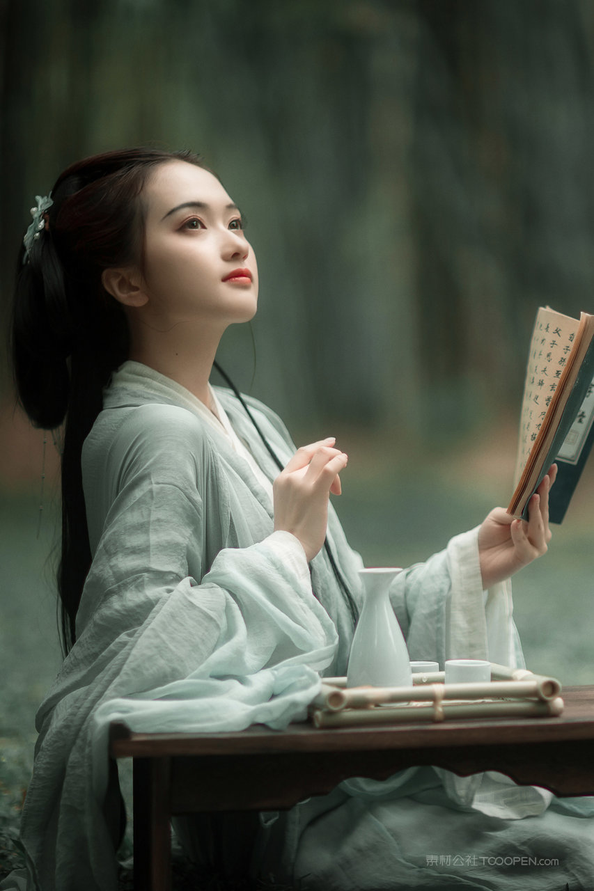 阅读古籍的唯美气质古风汉服美女户外摄影写真图片