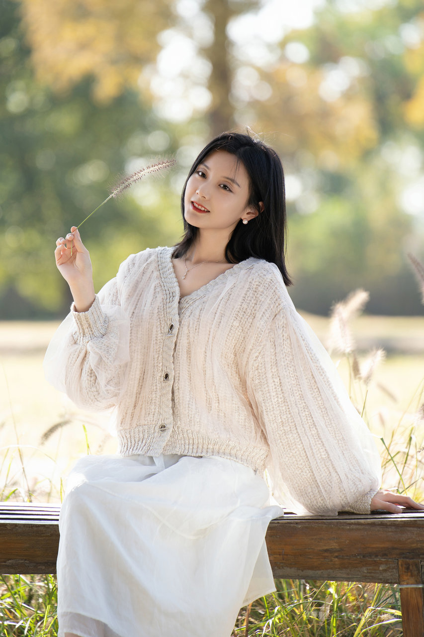 国产清纯白色毛衣美女高清写真图片