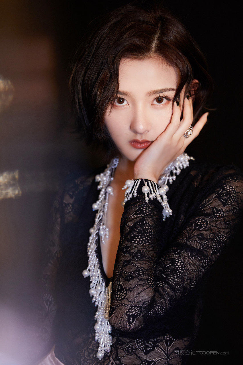 抚摸脸庞的短发女明星壁纸宋祖儿图片