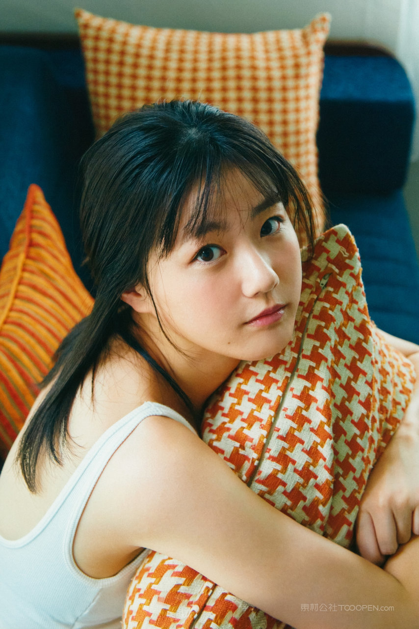 清纯mn131日本美女粉嫩清纯抱着枕头无码图