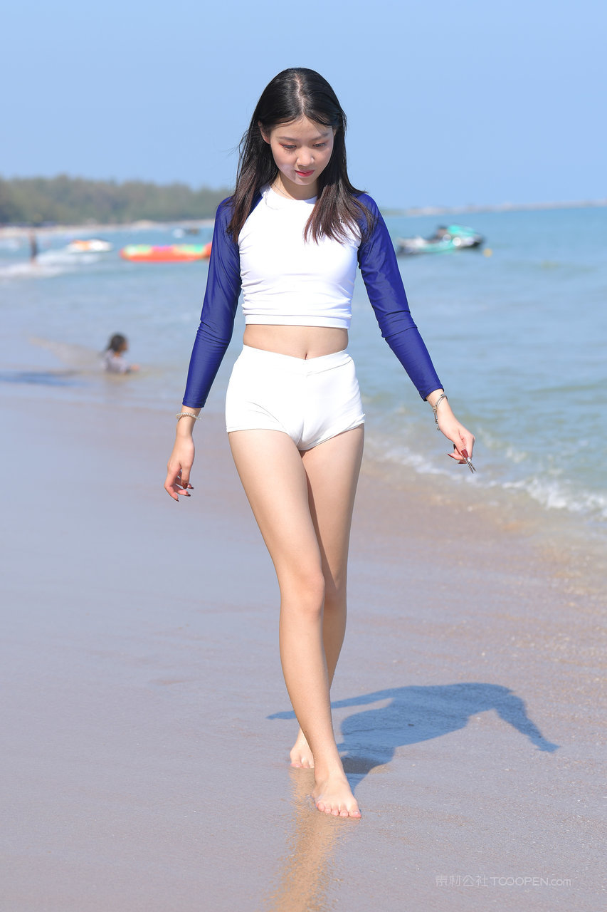 亚洲精品国产偷拍沙滩上性感美女高清图片