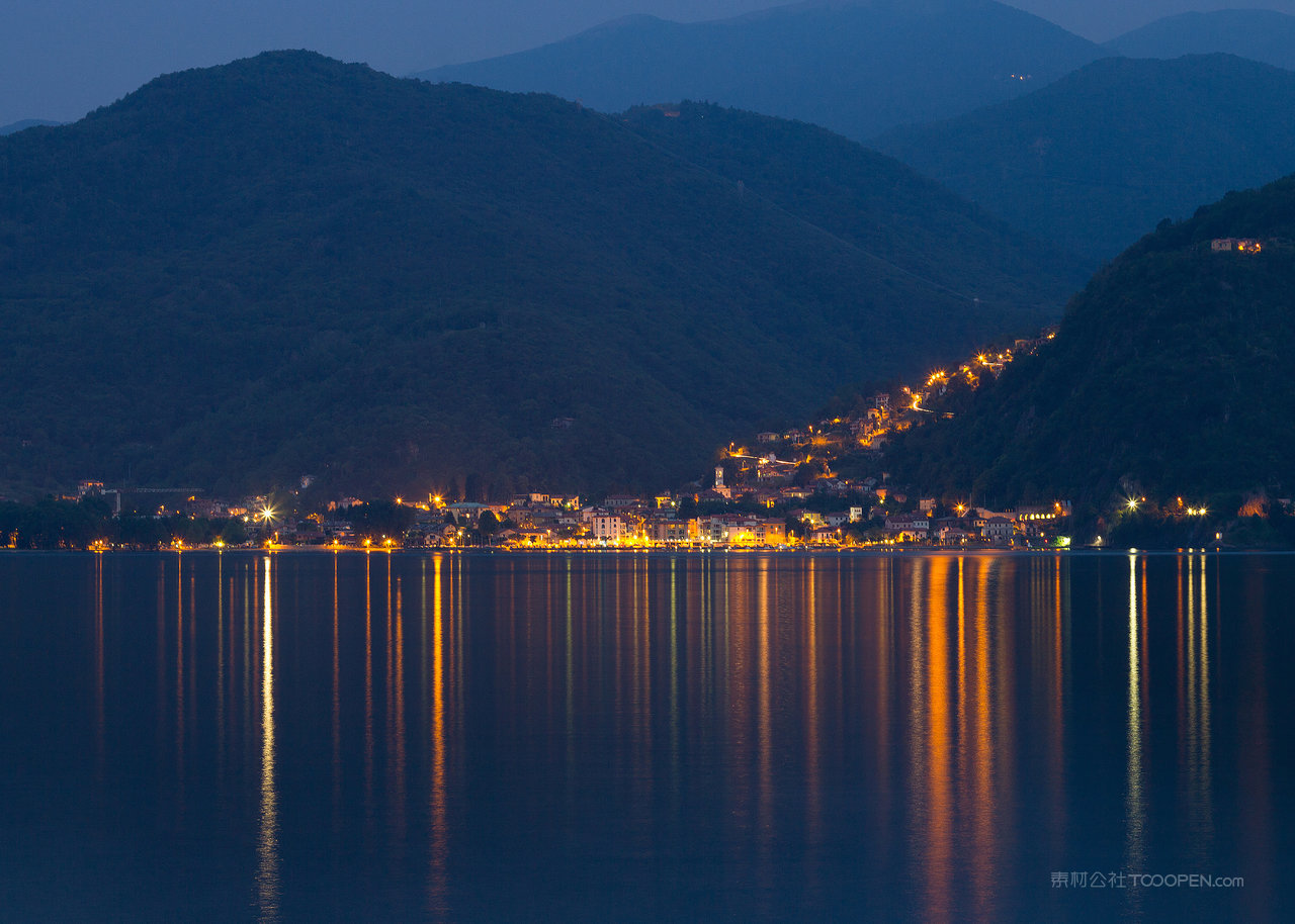 高山巍峨山脉风景画图片
