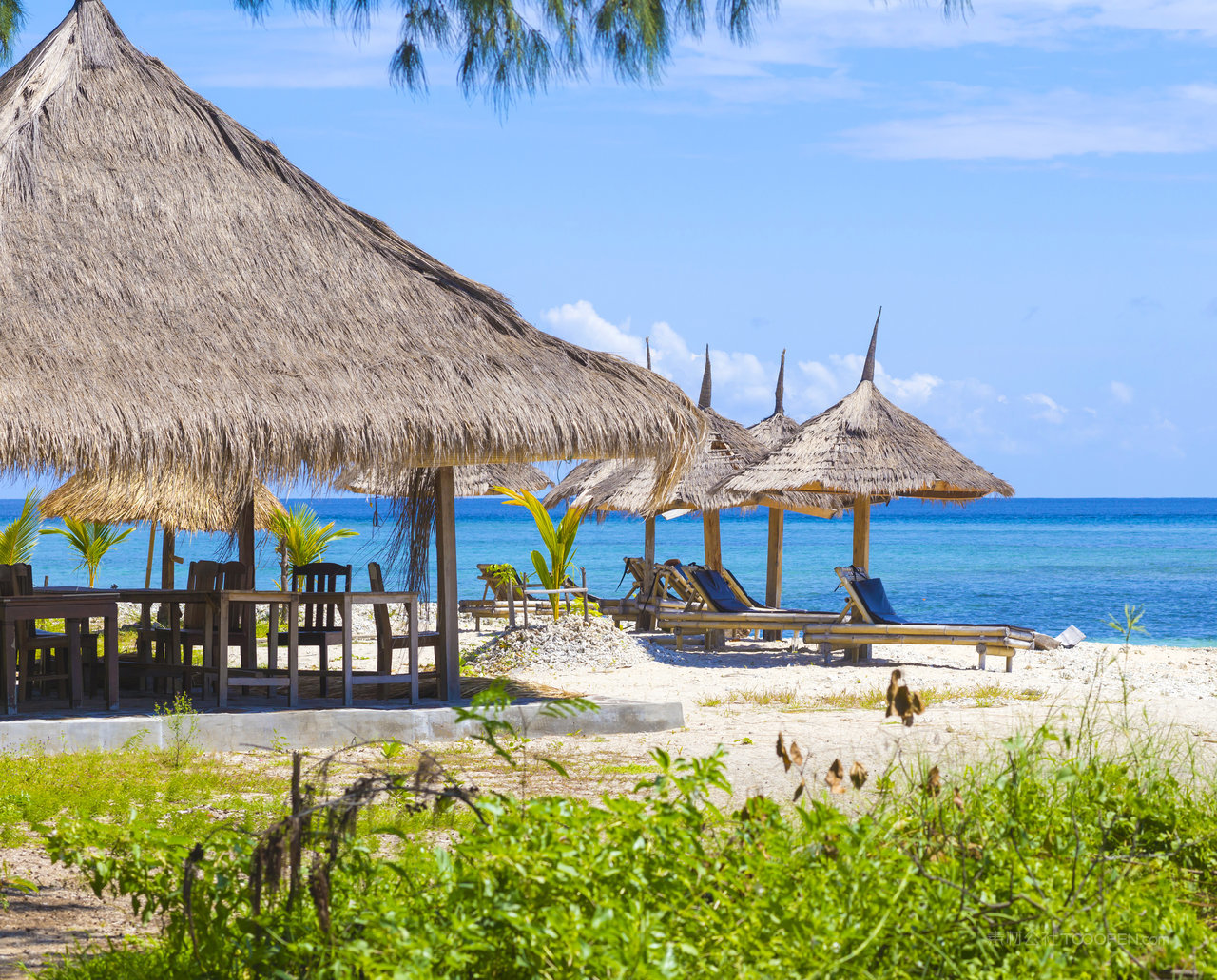 印度尼西亚吉利岛的热带海岸线白沙滩