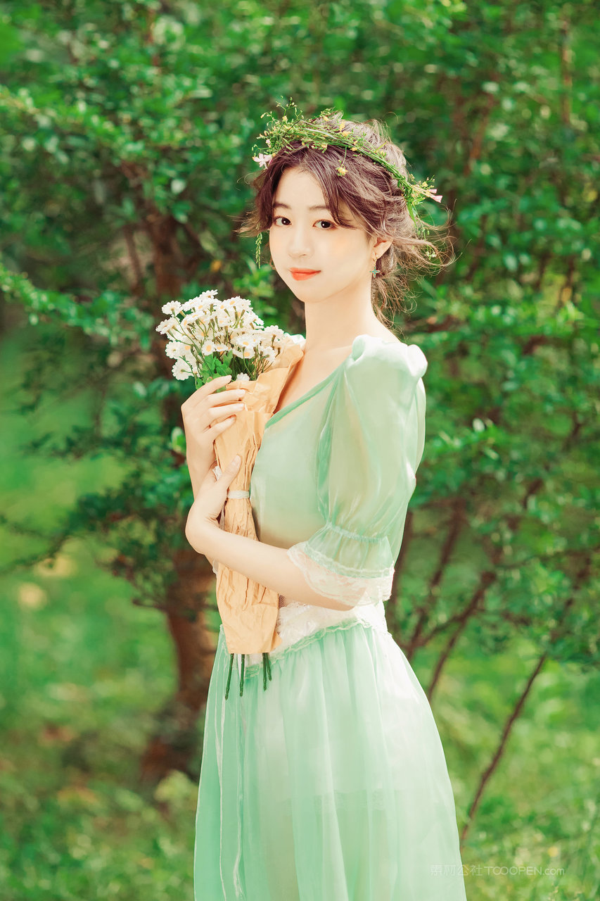 抱着鲜花的清纯美女图片