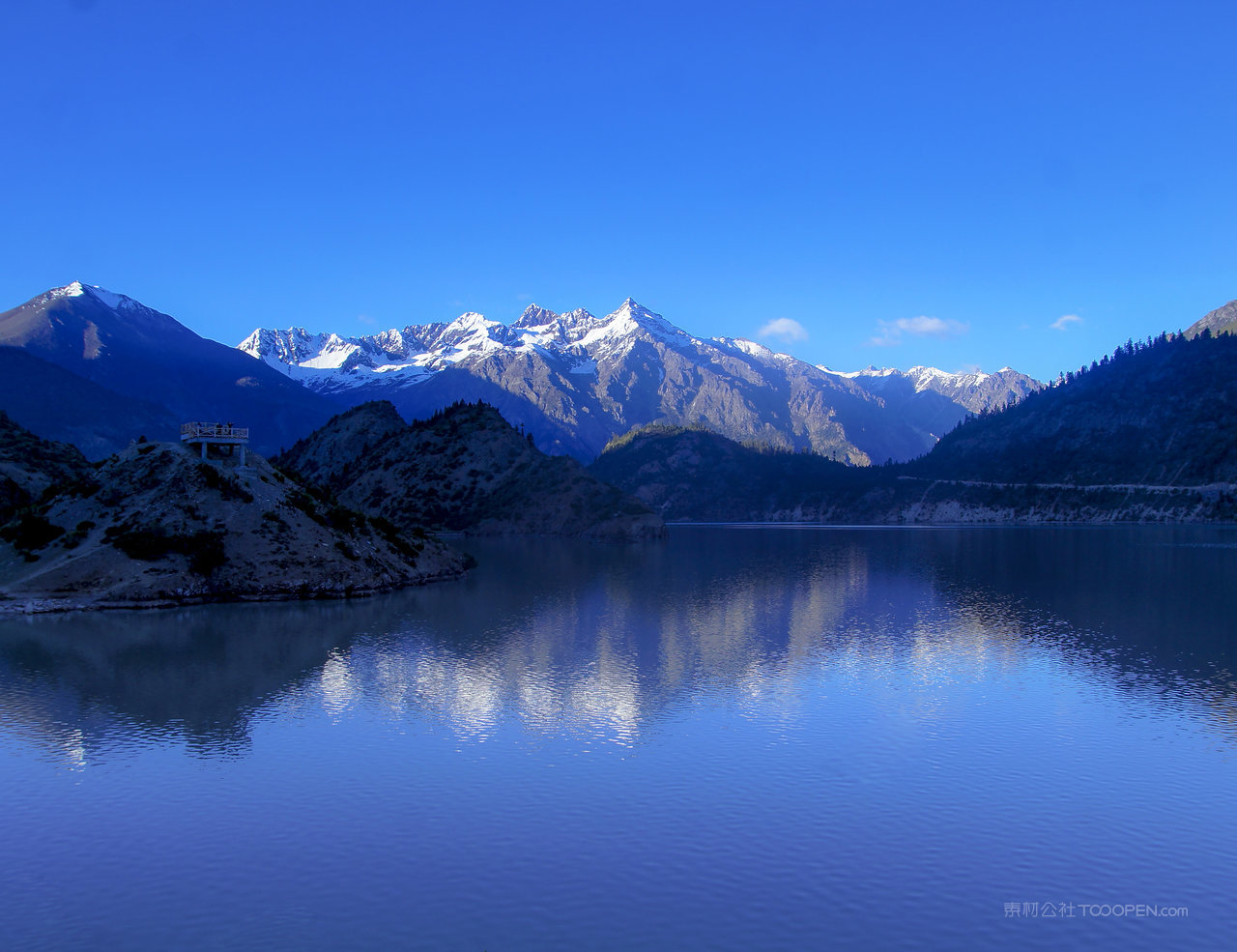 雪山湖泊风景画图片