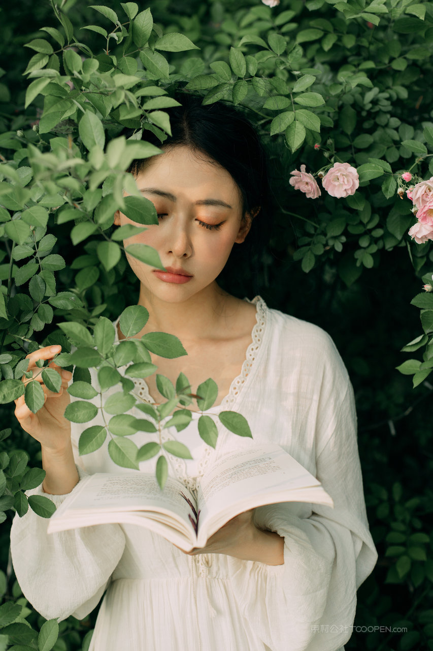 看书的清纯养眼美女高清壁纸图片大全