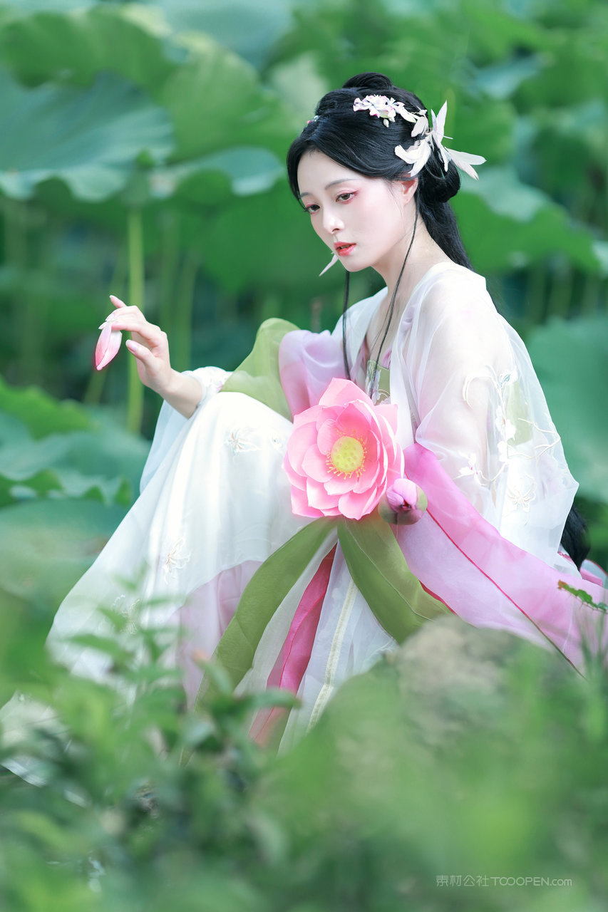 采荷花的古典气质美女唯美高清艺术照套图
