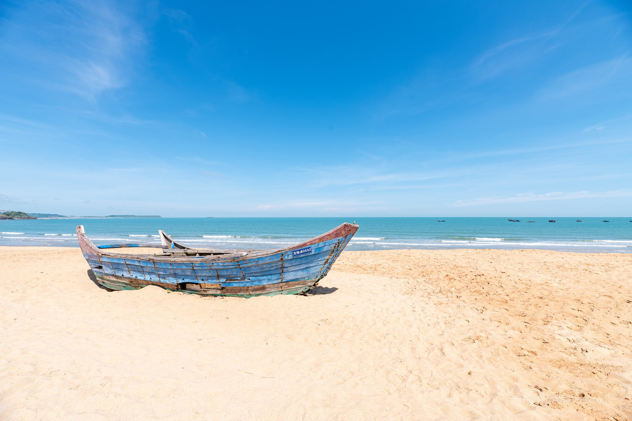 福建漳州火山口沙滩上的木船