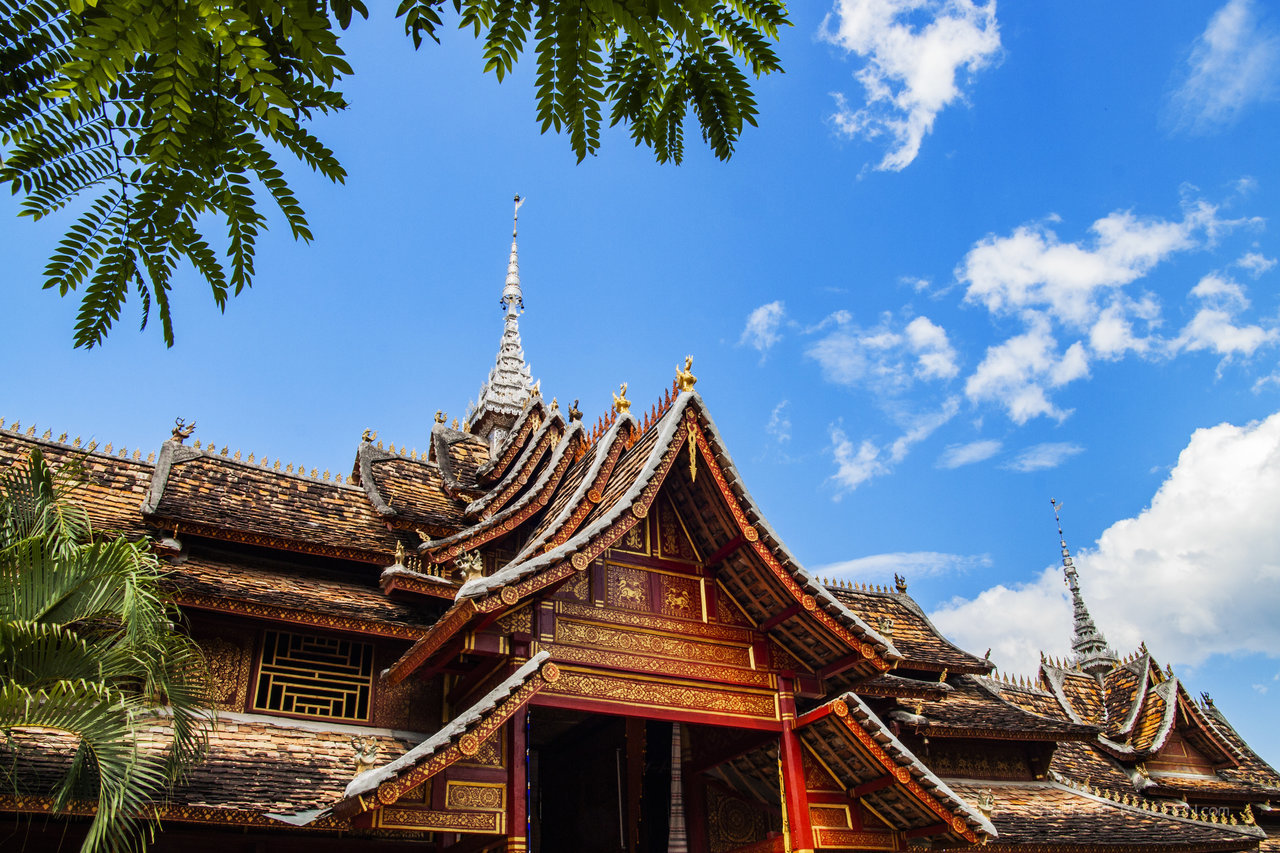 蓝天白云云南西双版纳寺庙建筑