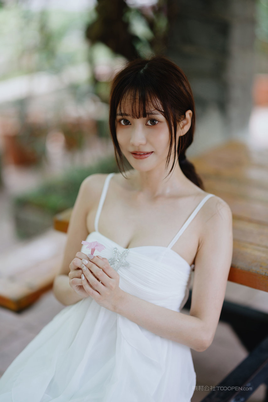 可爱少女吊带裙写真