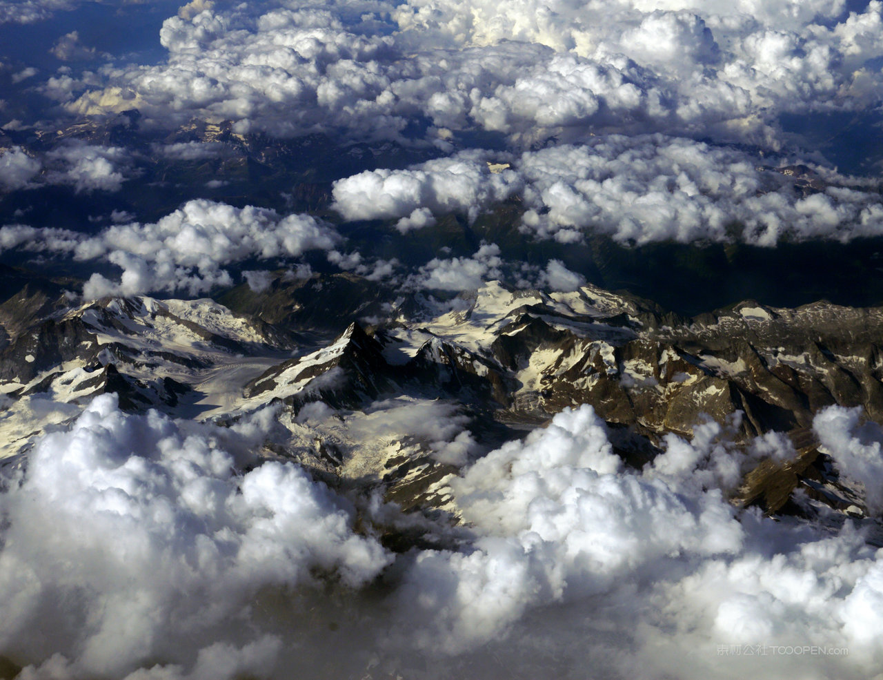 雪山风景画图片