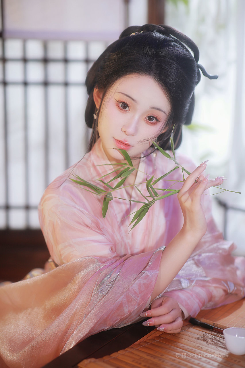 打着灯笼的古装美女图片