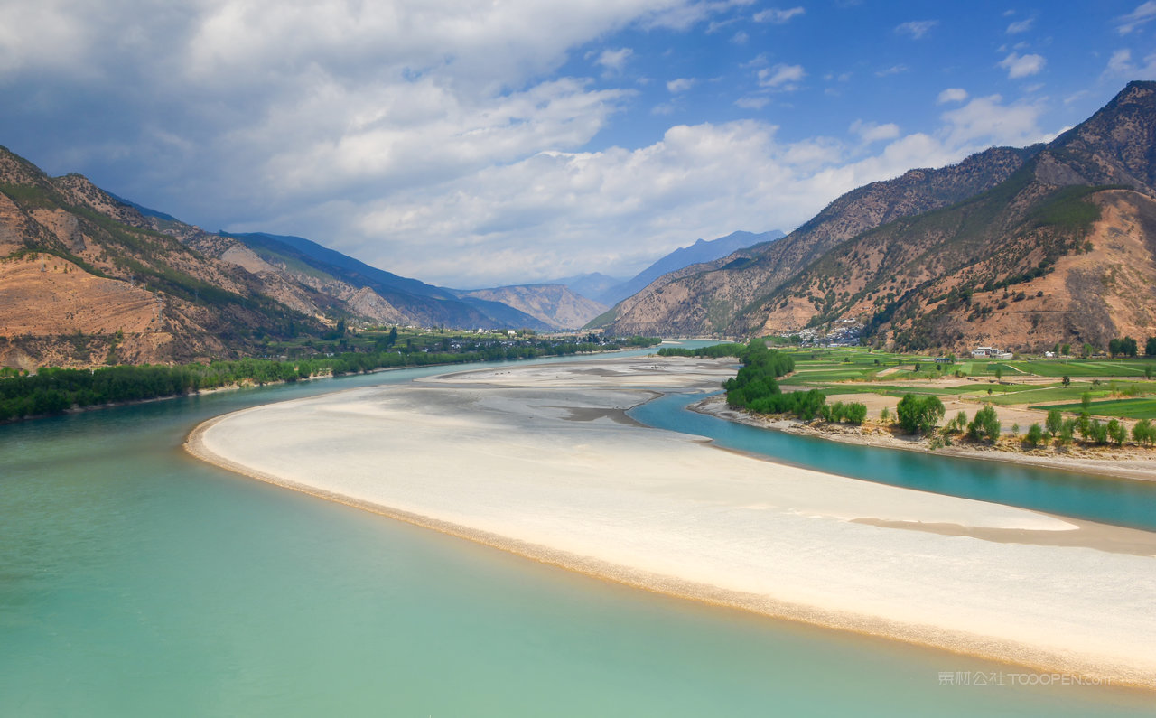 秋天丽江石鼓镇