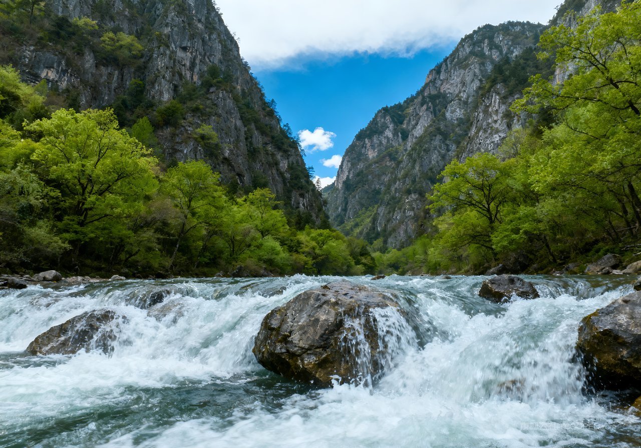 山水风景春季唯美山峰河流天空意境