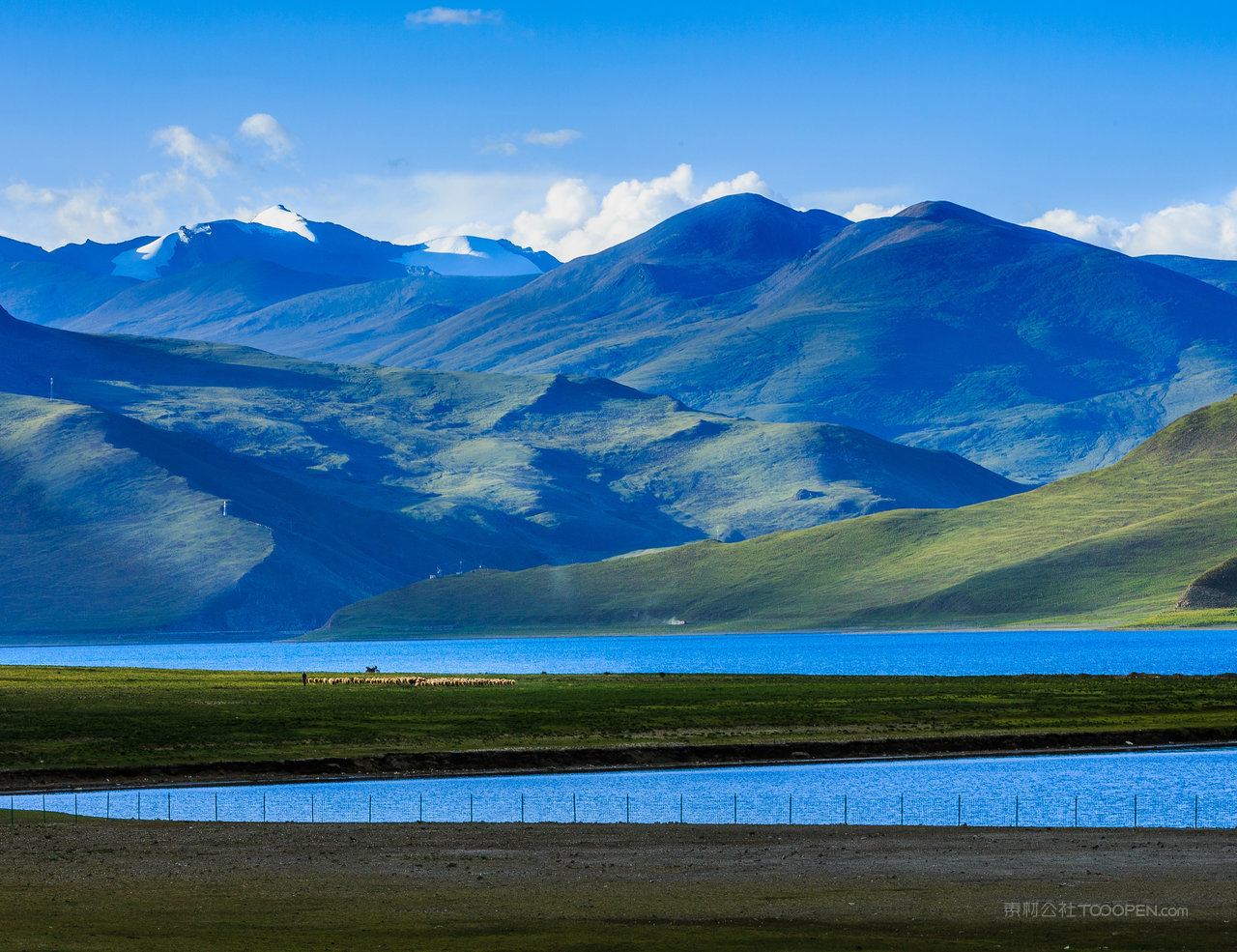 西藏高原山川湖泊