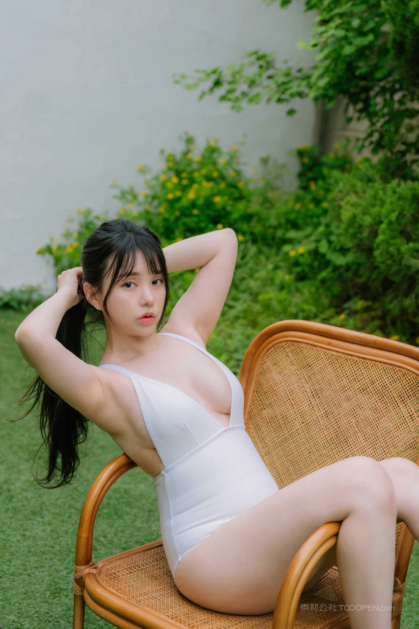 可爱少女性感自拍