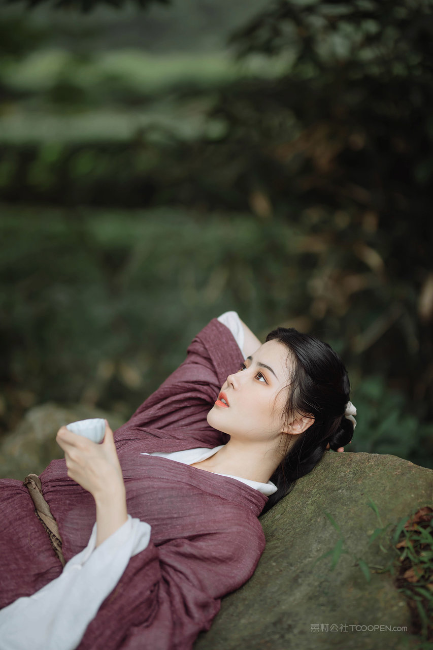 躺在石头上品茶的古装汉服美女高清壁纸图片下载