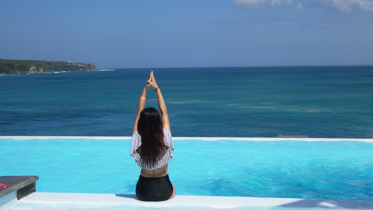 印尼巴厘岛无边泳池美女