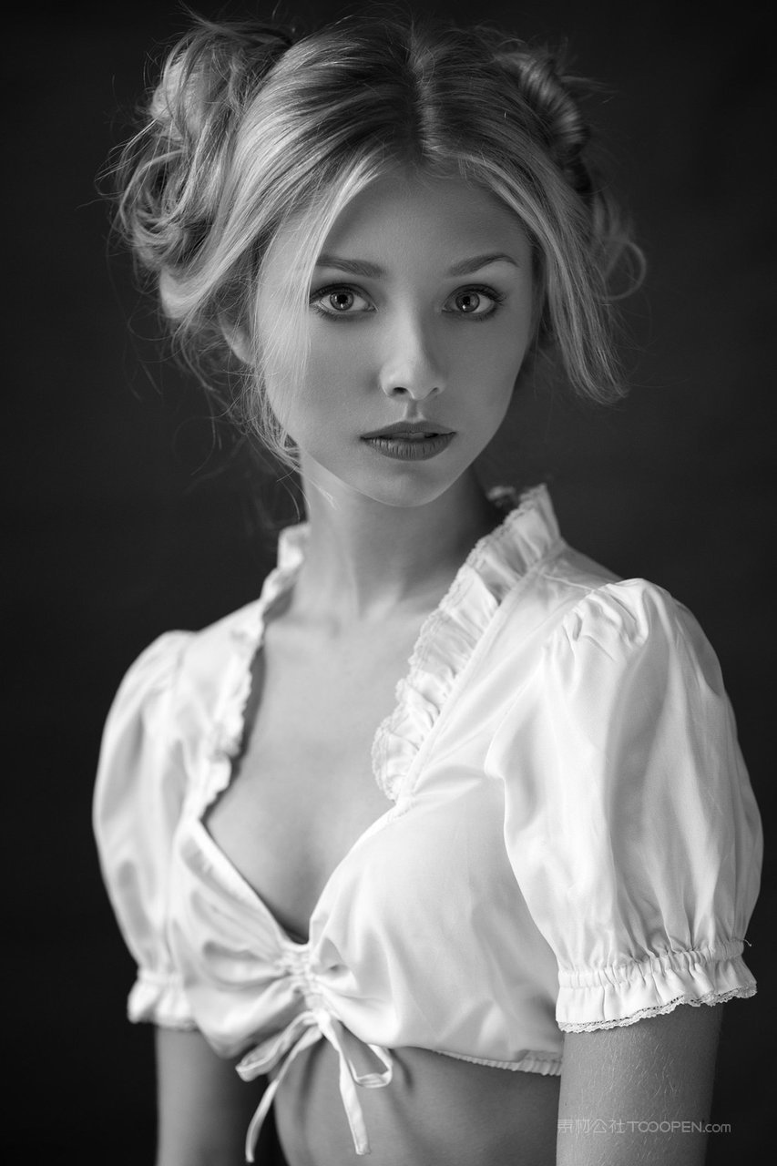 久久无码欧美一二三区黑白美女艺术写真图片