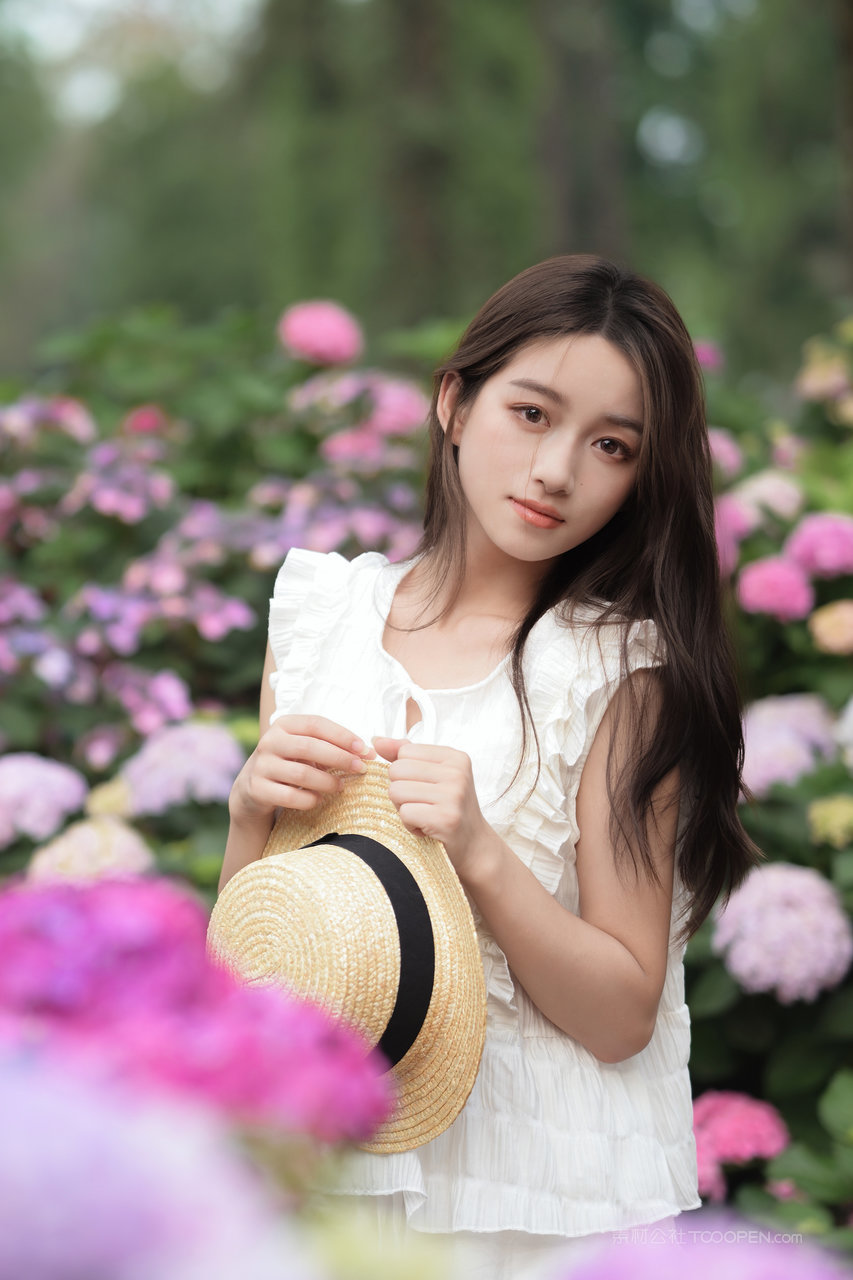 花丛中的清纯大学生美女个人艺术照写真图