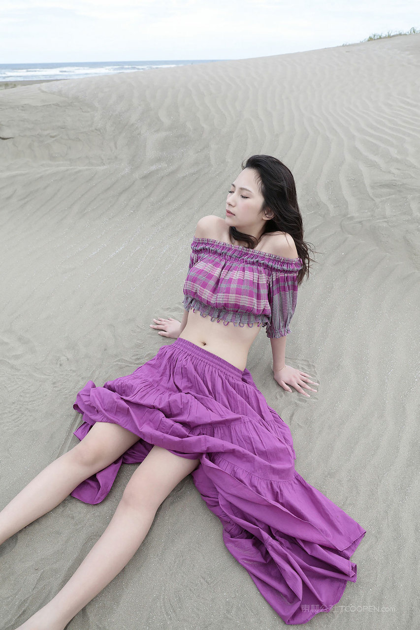 沙滩气质美女图片