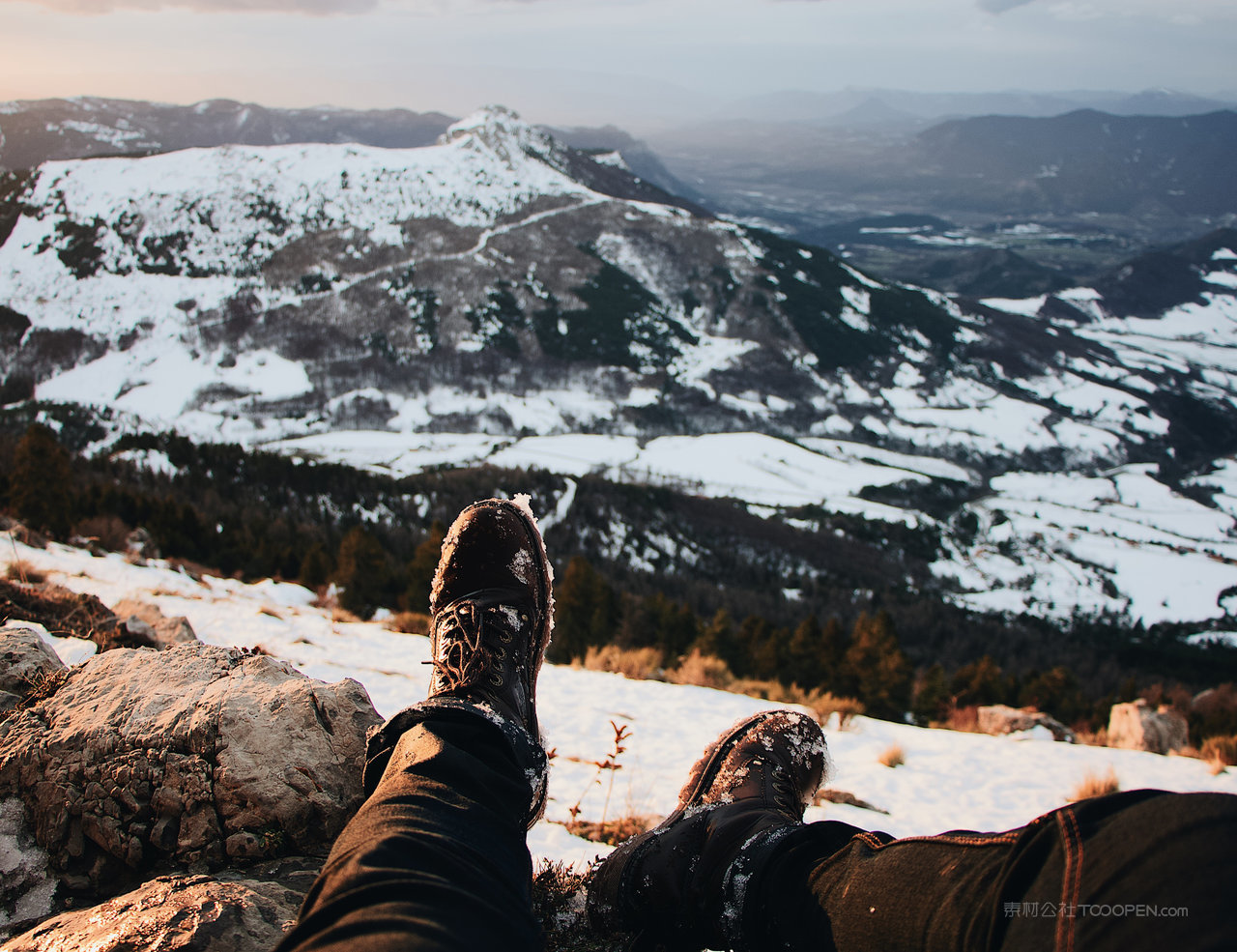 大山雪山风景画图片