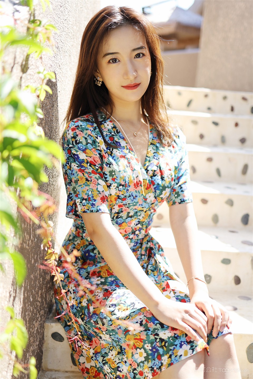 阳光下的气质美女照片艺儿伢哟