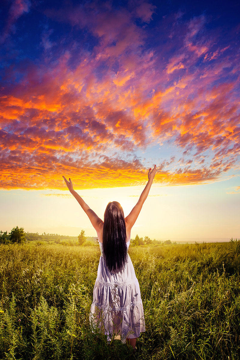 美女在户外张开双臂拥抱彩霞图片美女图片