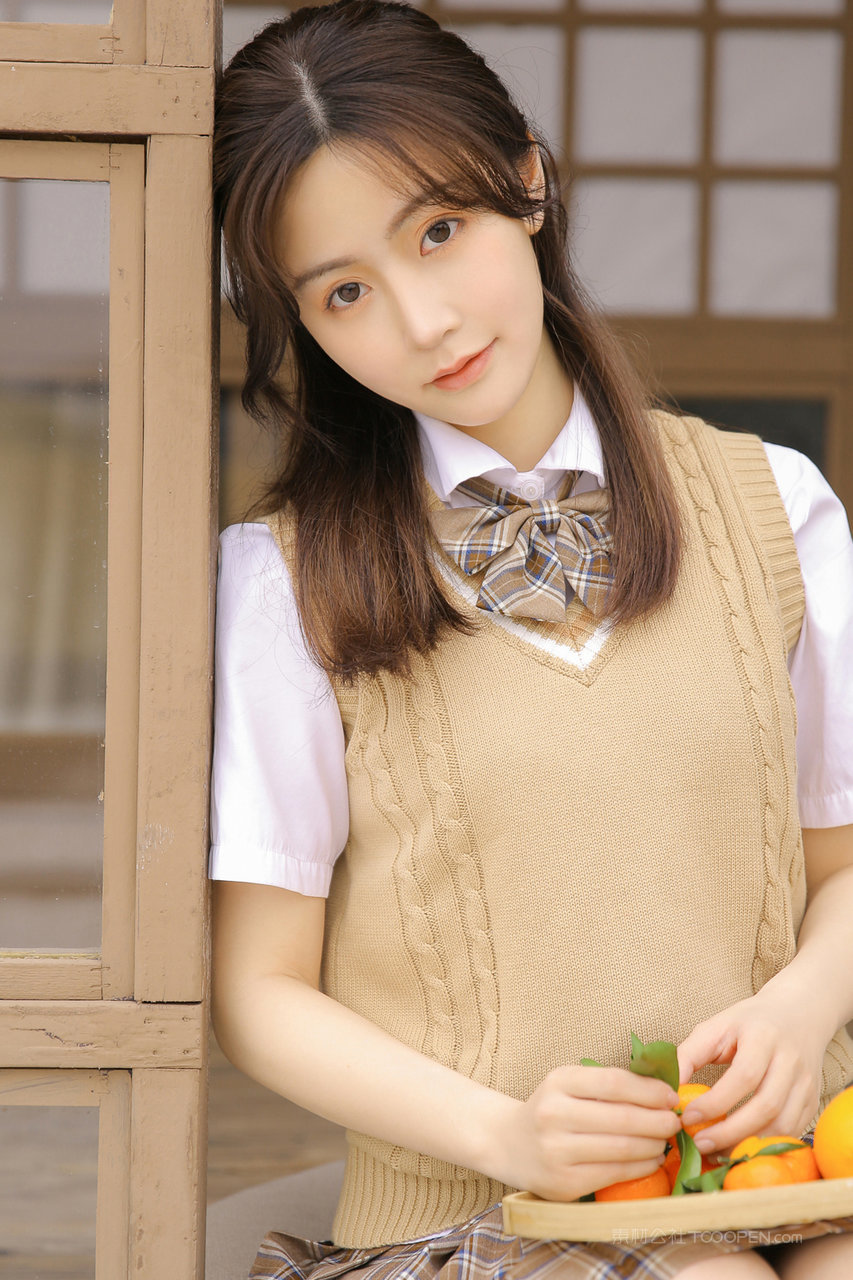剥橘子的清纯韩国清秀女学生女生头像图片大全
