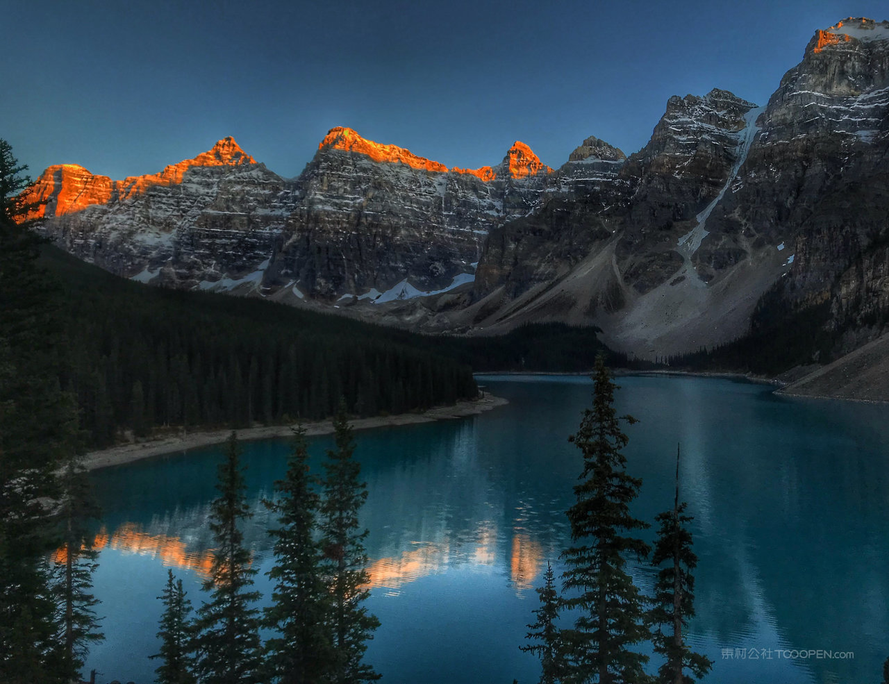 大山雪山风景画图片