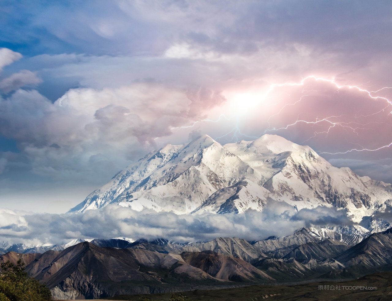 巍峨山脉雪山风景画图片