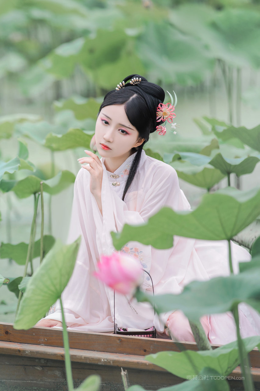 唯美古风美女主播采荷花高清艺术写真图片
