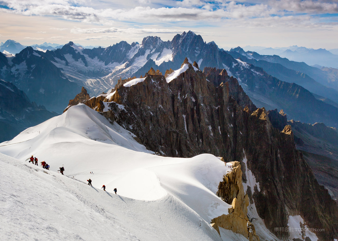 高山巍峨山脉雪山风景画图片