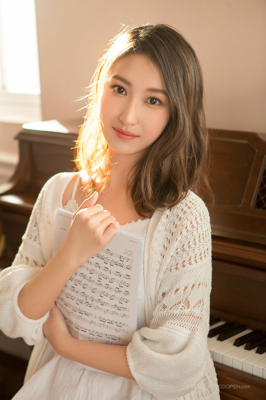 抱着乐谱的清纯气质美女高清手机壁纸图片