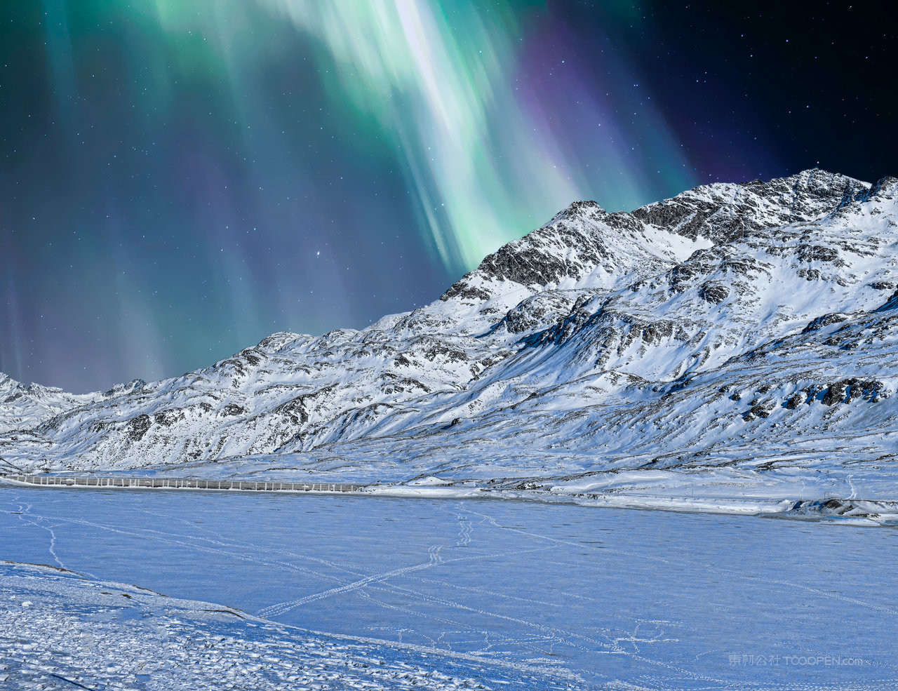 雪山巍峨山脉图片素材