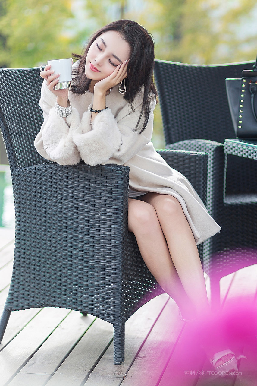 时尚的中国台湾女明星梁晶莹气质写真图片