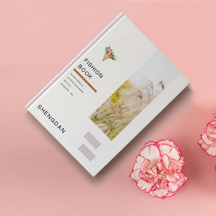 粉嫩唯美背景上的书籍封面样机